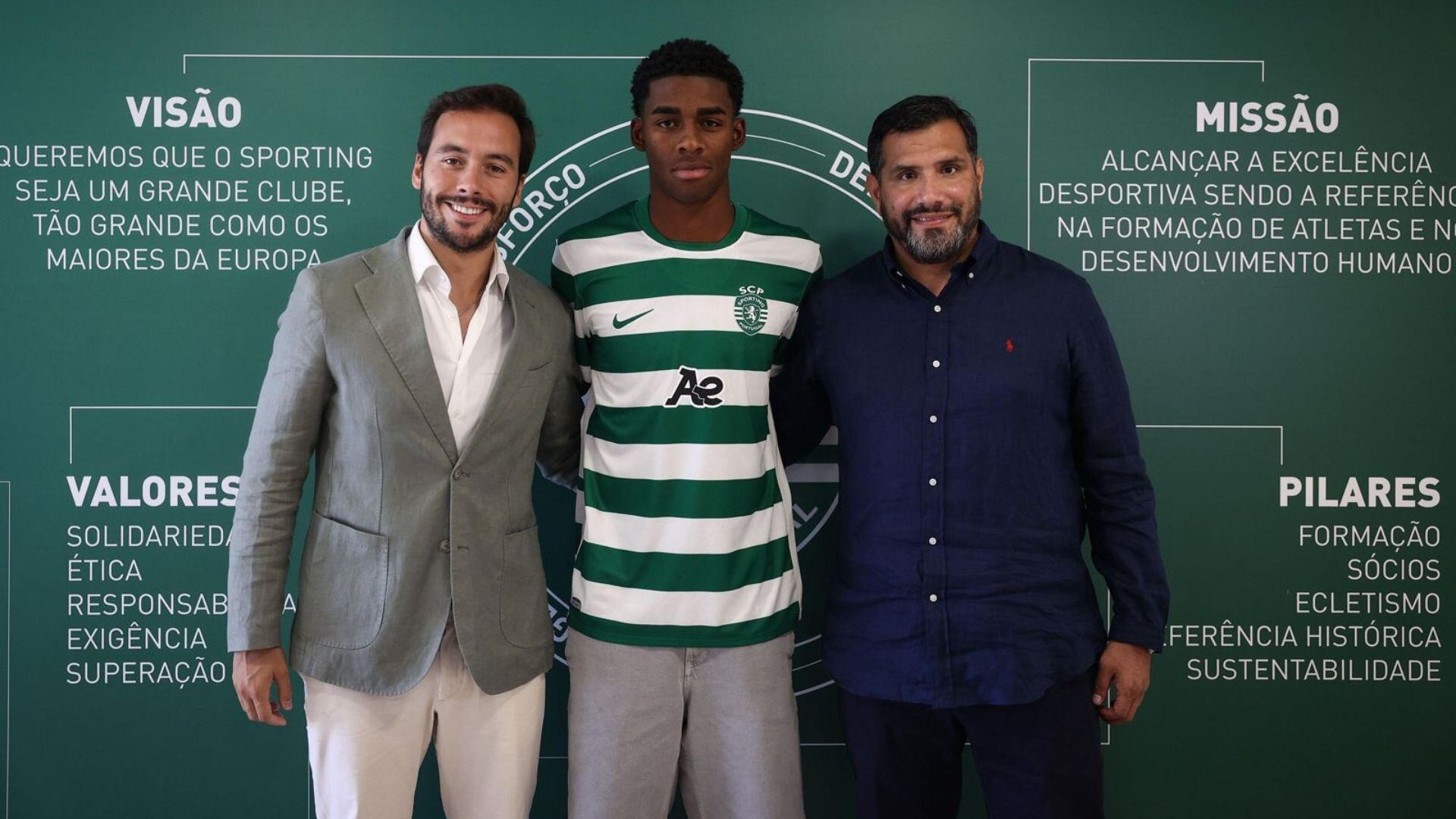 Víctor Guzmán acompañado de Tiago Elói Santos (izq) y Jonathan Córdova (der). - Crédito: Cortesía Infobae Perú