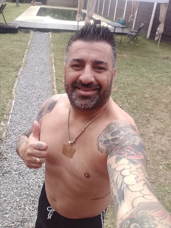 Lucas Galeano y, de fondo,