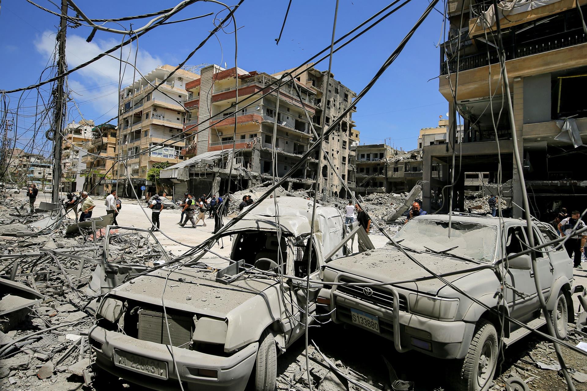 Autos alcanzados tras un bombardeo en Tiro (Europa Press)