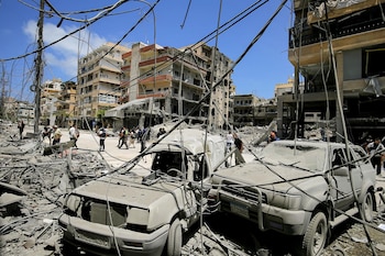 Autos alcanzados tras un bombardeo en Tiro (Europa Press)