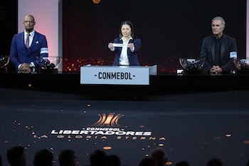 Felipe Melo y Óscar Ruggeri fueron los encargados de sacar las bolillas para el sorteo de la fase de grupos de la Copa Libertadores (AP Foto/Jorge Saenz)