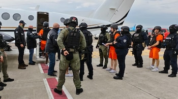 Los sospechosos fueron entregados a oficiales de la DEA tras completar los trámites judiciales y migratorios en la Base Dos del Servicio de Vigilancia Aérea. Crédito: MSP