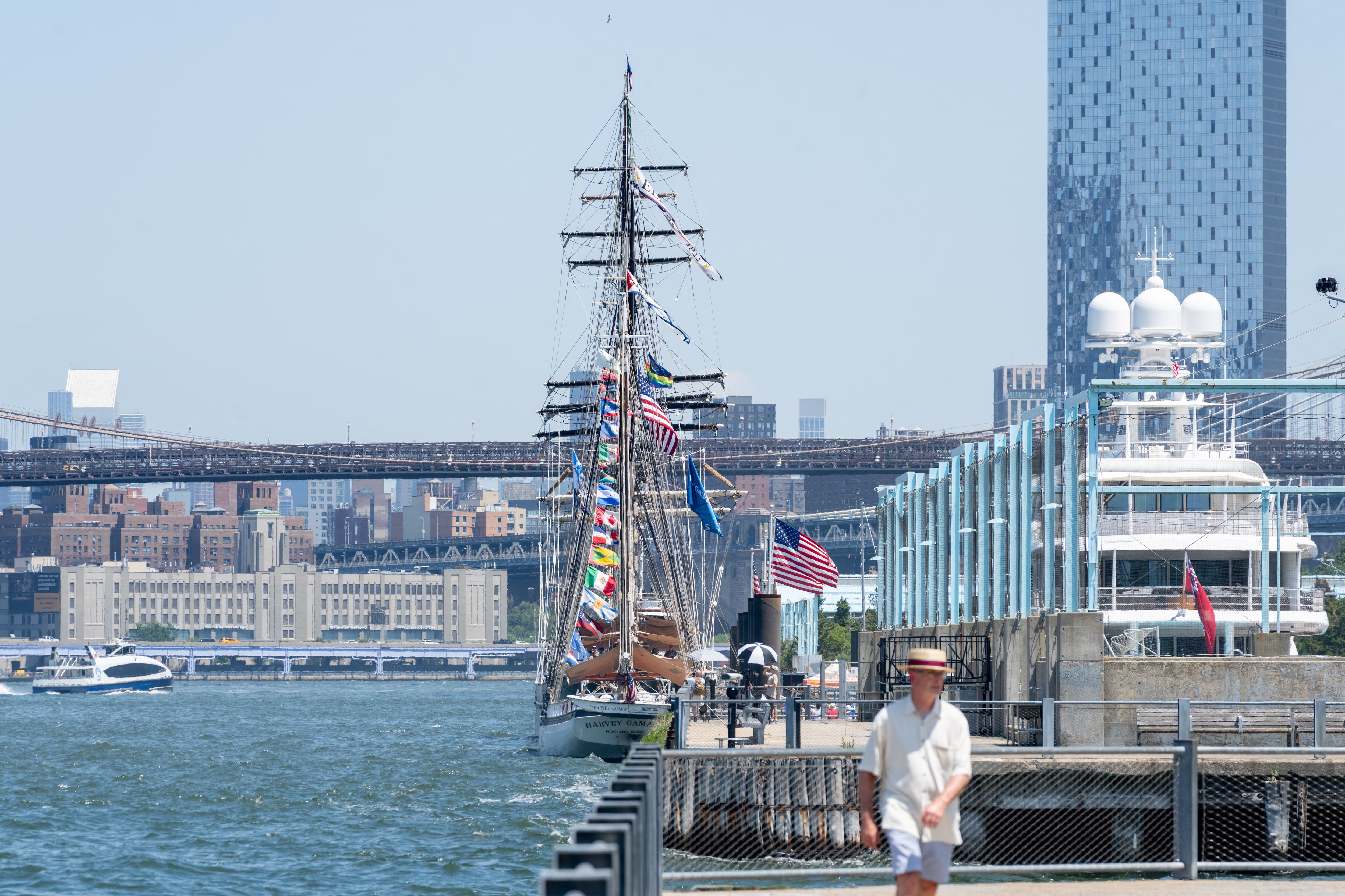 El NYPD desplegó un operativo de seguridad con controles en el Hudson, escaneos de sonar, prohibición de mochilas y puntos recomendados para ver el desfile (Photo by Jeremy Weine / GETTY IMAGES NORTH AMERICA / Getty Images via AFP)