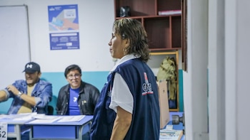 El recinto universitario de Lima enfrentó demoras en la instalación de mesas, lo que complicó el flujo de votantes y la supervisión de las autoridades electorales durante el inicio de la jornada