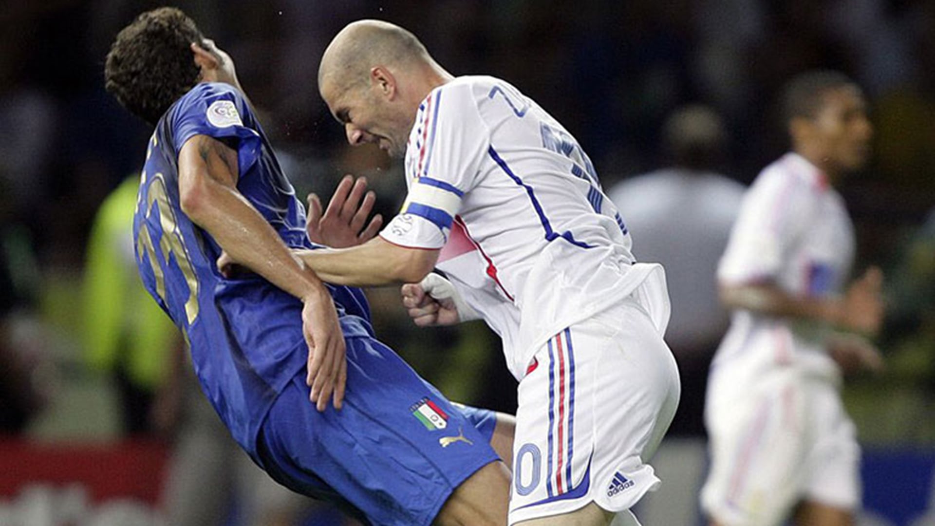 La imagen del cabezazo de Zinedine Zidane a Marco Materazzi en la final del Mundial 2006 se mantiene como uno de los momentos más icónicos del fútbol internacional (Reuters)