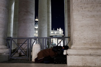Un hombre sin hogar duerme