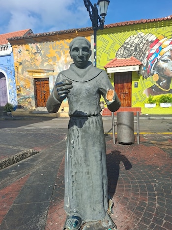 El alcalde compartió los daños de la escultura de una de las figuras relevantes de la independencia de Colombia - crédito @dumek_turbay / X