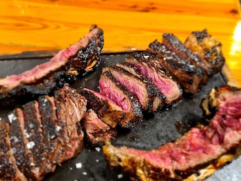 Pieza de carne a la brasa en el restaurante Balcón del Pirineo, en Buesa, Huesca (Web del restaurante)