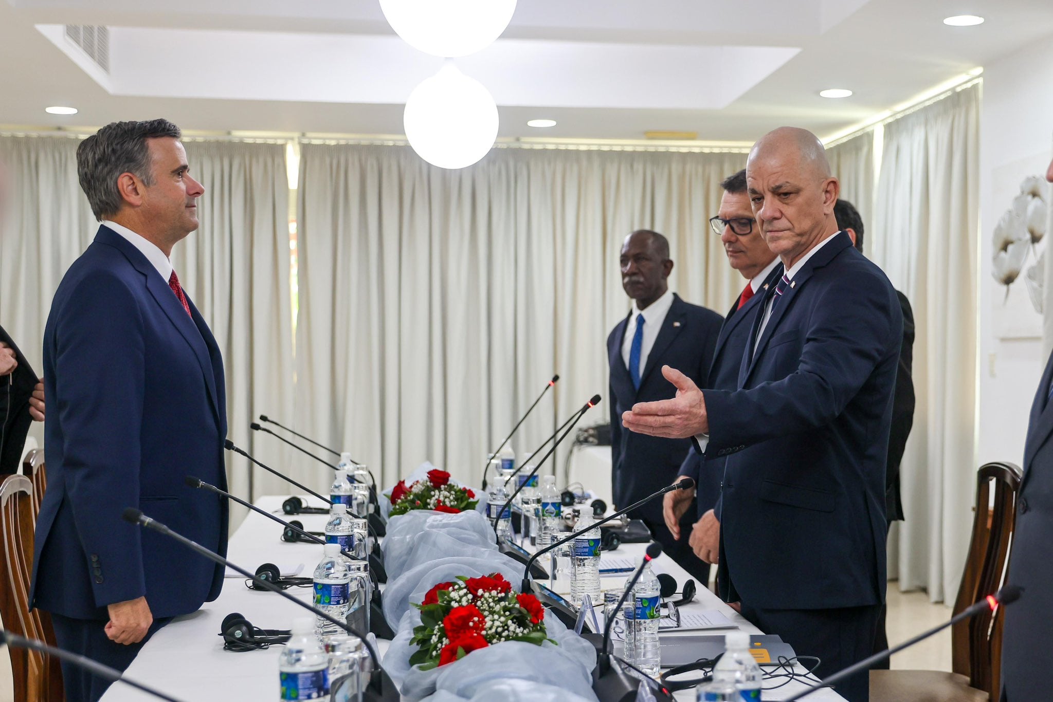 El director de la CIA, John Ratcliffe (izquierda), junto a Ramón Romero Curbelo, el jefe de la inteligencia de la dictadura cubana (Agencia Central de Inteligencia)