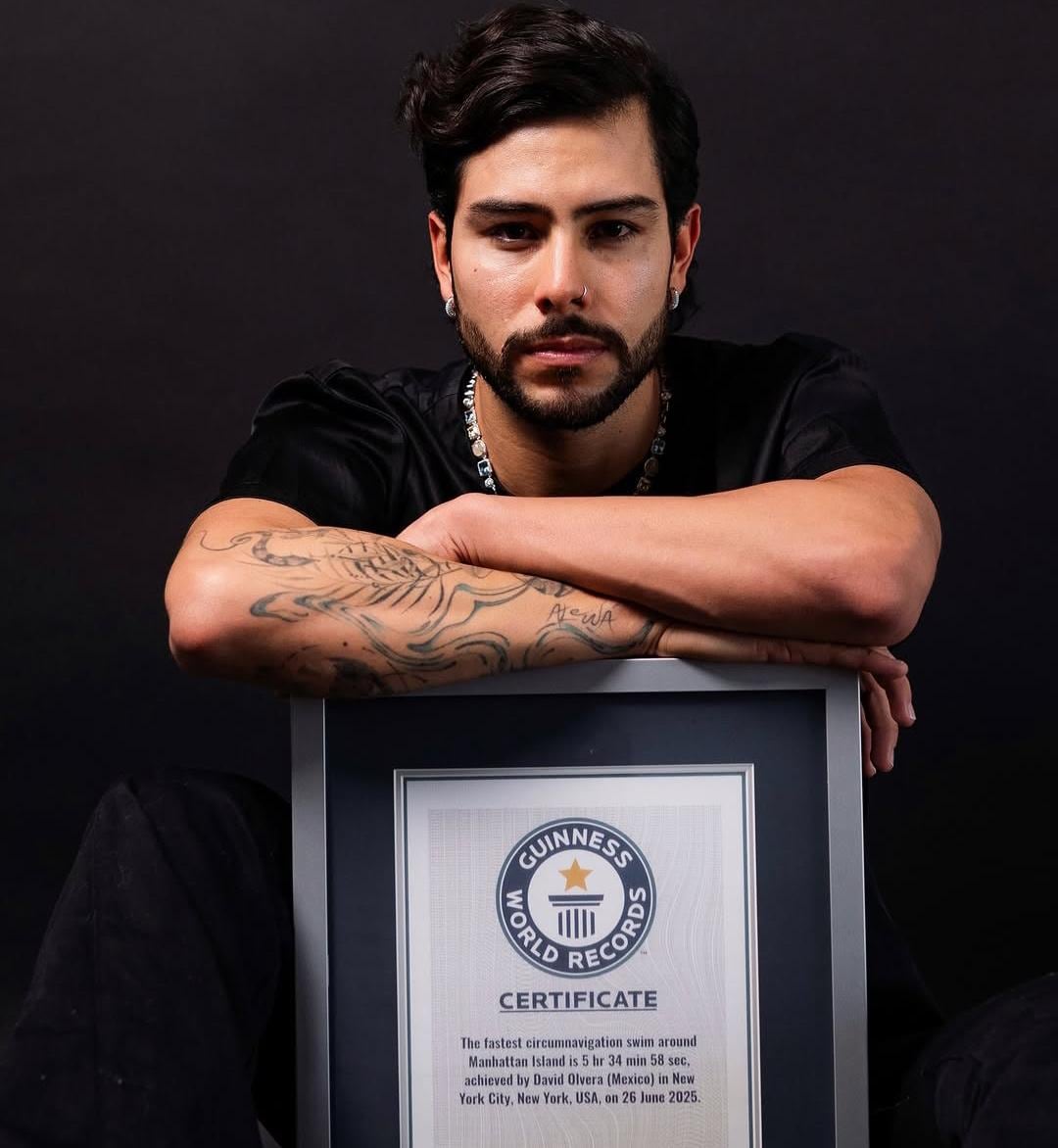 David Olvera, nadador mexicano originario de San Luis Potosí, rompió el récord nacional al nadar 85 kilómetros desde Cozumel hasta Cancún, completando la travesía en 16 horas y 48 minutos. Foto: (TheFreezewiz en IG)