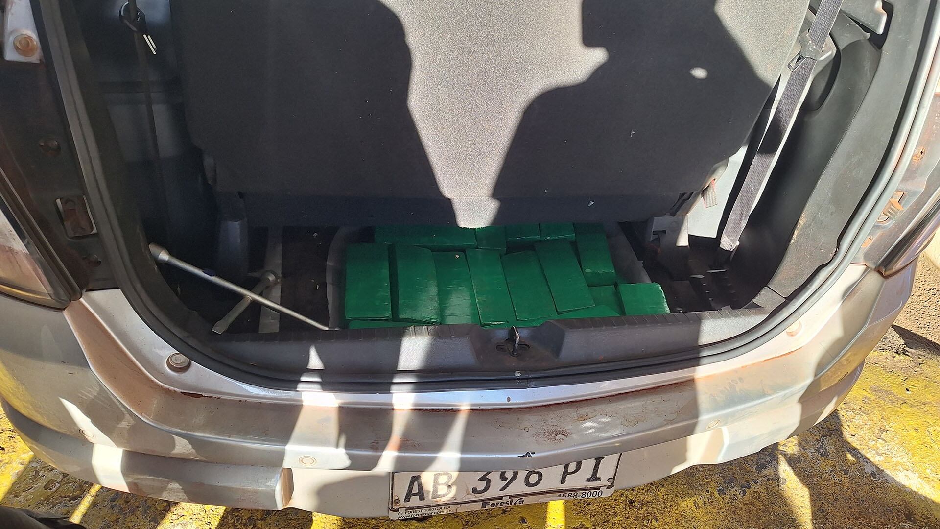 Los ocupantes del vehículo huyeron a pie por la frontera seca con Brasil