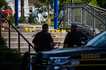 Agentes del Departamento de Policía del condado Oakland resguardan la escena de un tiroteo en el área recreativa acuática de Plaza Brooklands, el sábado 15 de junio de 2024, en Rochester Hills, Michigan (Katy Kildee/Detroit News vía AP)
