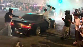 Una multitud joven detiene autobús y pone en riesgo a pasajeros durante toma callejera