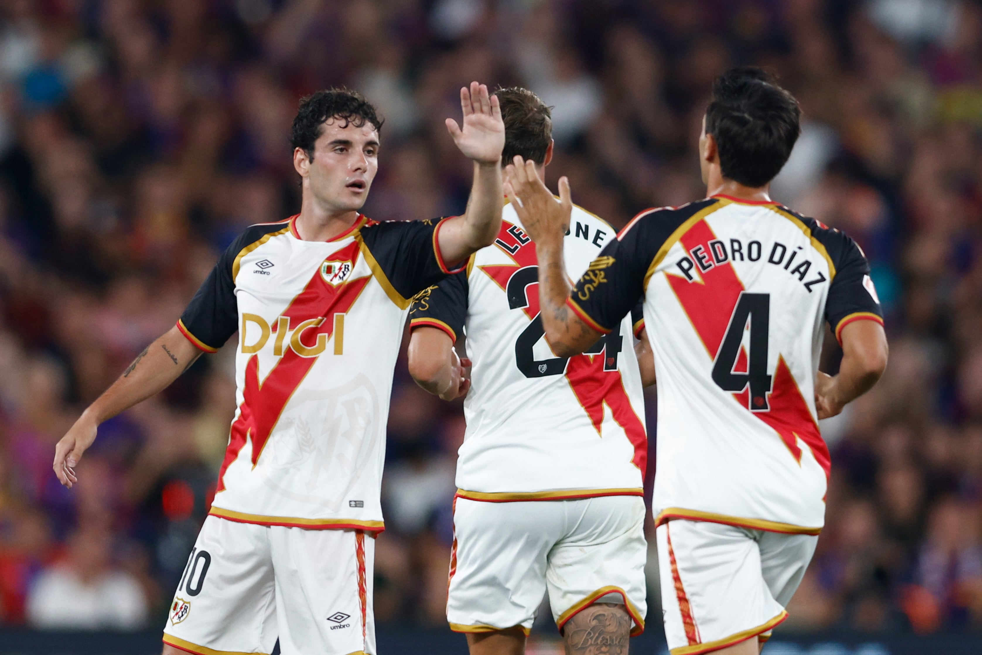 El delantero del Rayo Vallecano Sergio Camello celebra su gol. (Quique García/EFE)