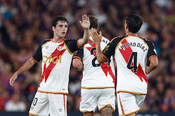 El delantero del Rayo Vallecano Sergio Camello celebra su gol. (Quique García/EFE)