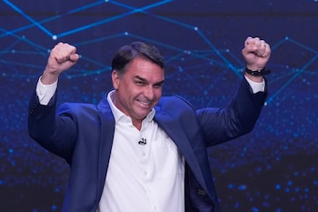 Los sondeos electorales sitúan a Flávio Bolsonaro con 51 por ciento y a Lula da Silva con 49 por ciento de intención de voto. (AP/Andre Penner)