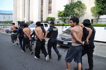 Las autoridades localizaron cuatro vehículos con reporte de robo o hurto, otro con orden de secuestro, tres municiones útiles y un chaleco antibalas en el operativo de zona 6.
