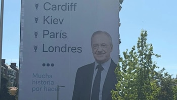 Florentino Pérez formaliza su candidatura a la presidencia del Real Madrid y la anuncia con una gran lona en la ciudad: “Mucha historia por hacer”