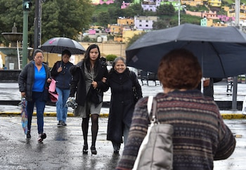 TOLUCA, ESTADO DE MÉXICO, 30SEPTIEMBRE2019.- Con paraguas y abrigados salieron los habitantes del Valle de Toluca a realizar sus actividades al continuar las bajas temperaturas y lluvia originadas por el paso de la tormenta tropical “Narda”. FOTO: CRISANTA ESPINOSA AGUILAR /CUARTOSCURO.COM