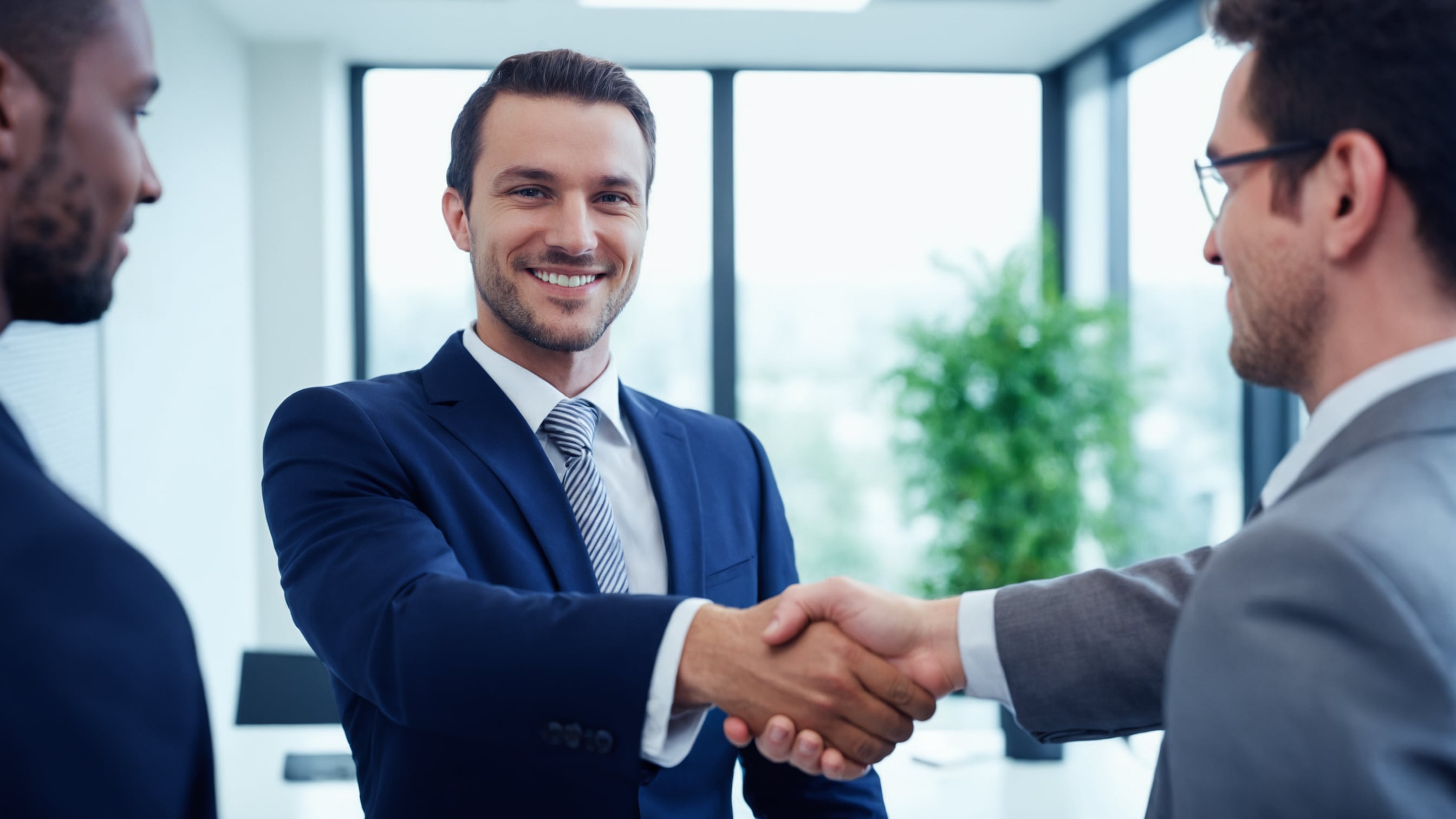 El gesto simbolizaba unión, igualdad y la confirmación de acuerdos de paz entre distintas partes en la antigüedad (Imagen ilustrativa Infobae)