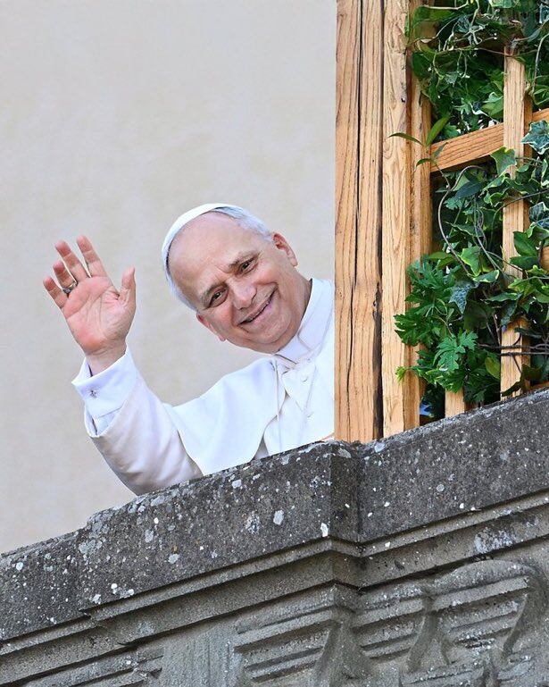 Desde el balcón de la Villa Barberini, el Papa León XIV, sonriente, saludó a la multitud con la mano en alto, generando una ovación y captando la atención de todos los presentes en la plaza. - Crédito: X / @bertieespinosa