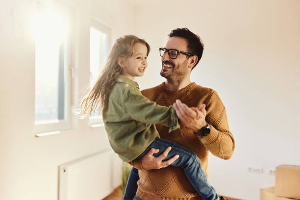 Padre e hija pasando un momento agradable (iStock)