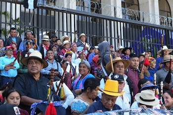 Personas se manifiestan este viernes, frente a la Corte Suprema de Justicia para exigir a la Comisión de Postulación del Ministerio Público que excluya a la actual fiscal general, María Consuelo Porras Argueta, de la lista de aspirantes a la jefatura del Ministerio Público en Ciudad de Guatemala (Guatemala). EFE/ Alex Cruz