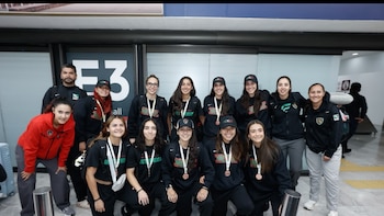 Jugadoras de la Selección Mexicana Femenil de Flag Football aterrizan en CDMX tras conseguir el boleto a Juegos Olímpicos