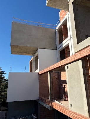 Para Oporto, el edificio Jenga es el más complejo de la saga. “Nos costó mucho más la estructura, nos costó mucho más el lenguaje”, admitió sobre la complejidad de los voladizos y la necesidad de combinar distintos materiales para construir la identidad visual de las piezas