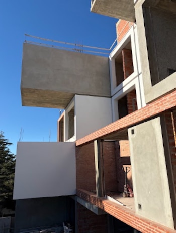 Para Oporto, el edificio Jenga es el más complejo de la saga. “Nos costó mucho más la estructura, nos costó mucho más el lenguaje”, admitió sobre la complejidad de los voladizos y la necesidad de combinar distintos materiales para construir la identidad visual de las piezas