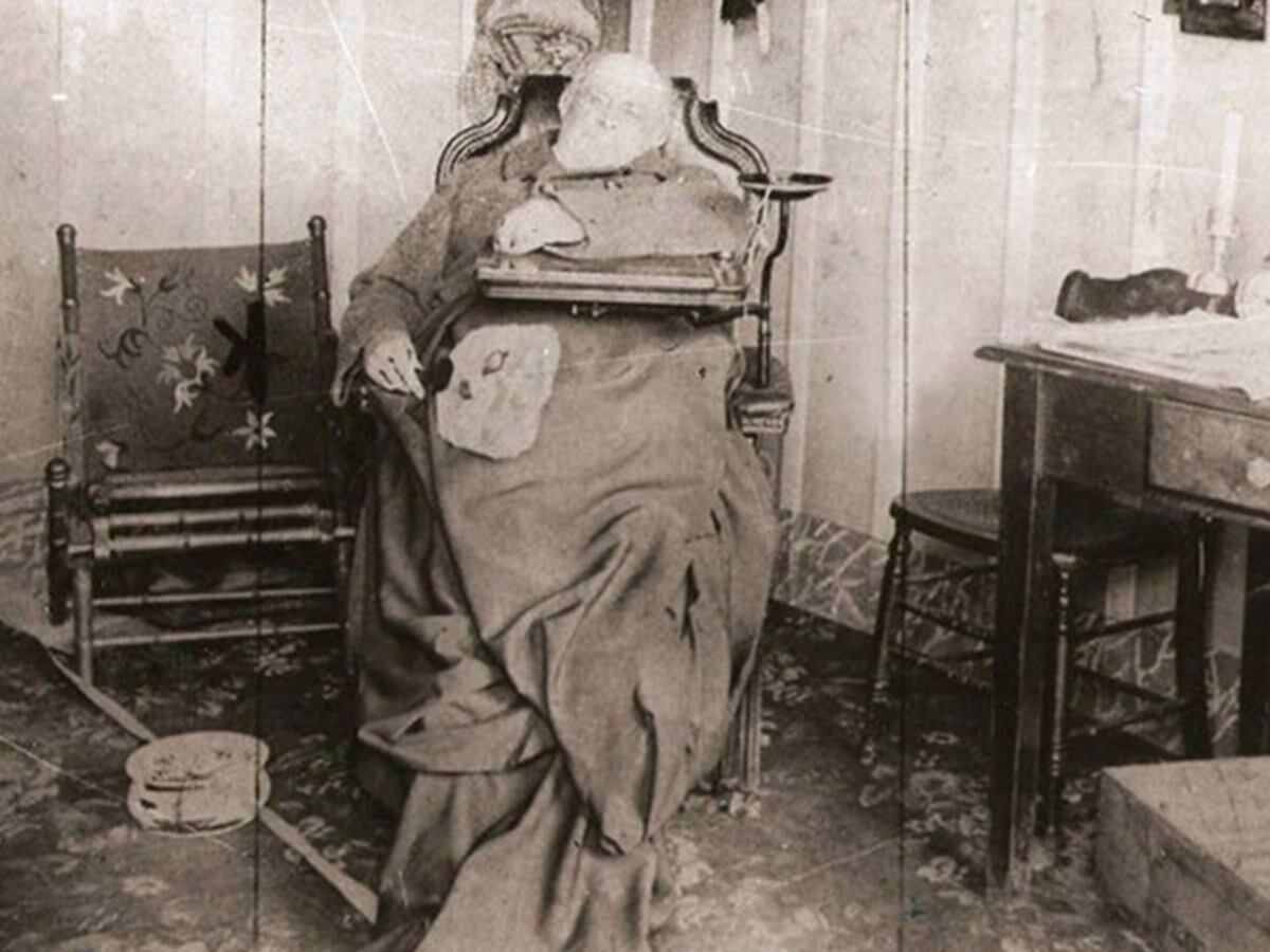 Sarmiento, ya muerto, en el sillón en el que solía trabajar. Fotografía tomada por Manuel San Martín (Archivo General de la Nación)