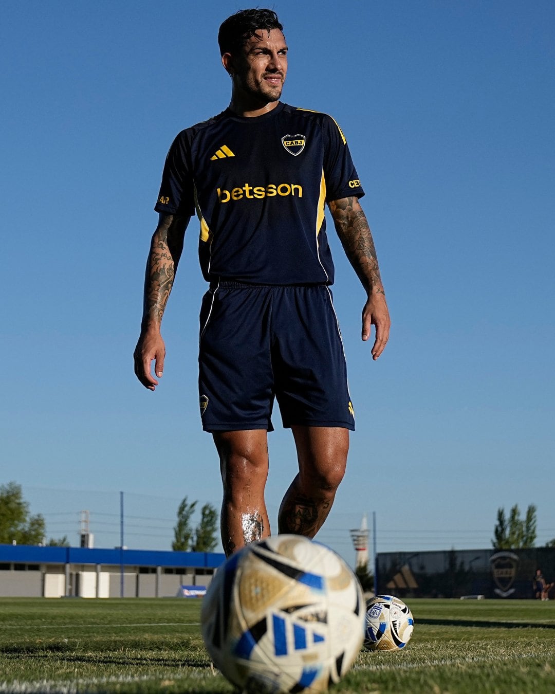 Leandro Paredes en el entrenamiento de Boca Juniors. El capitán volverá a ser titular en el debut por la Copa Libertadores (@BocaJrsOficial)