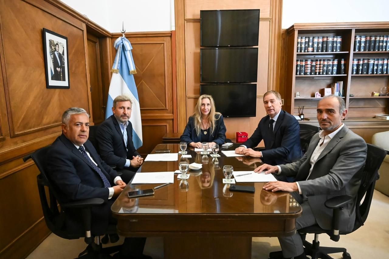 La secretaria general de la Presidencia, Karina Milei, junto a la mesa electoral con los gobernadores Alfredo Cornejo y Rogelio Frigerio