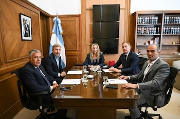 La secretaria general de la Presidencia, Karina Milei, junto a la mesa electoral con los gobernadores Alfredo Cornejo y Rogelio Frigerio