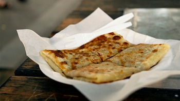 Receta fácil de murtabak de pollo: el pan plano típico de Malasia con un exterior crujiente y un relleno tierno y muy sabroso