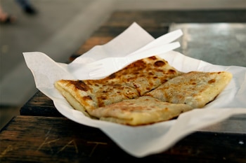 Así se hace el murtabak, un pan plano relleno típico de la cocina de Malasia (Flickr / Paul Reiss)