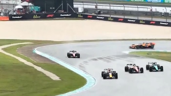 El increíble video de los autos de F1 a 30 km/h en el GP de Baréin: la reacción de los fanáticos y la explicación de la Máxima