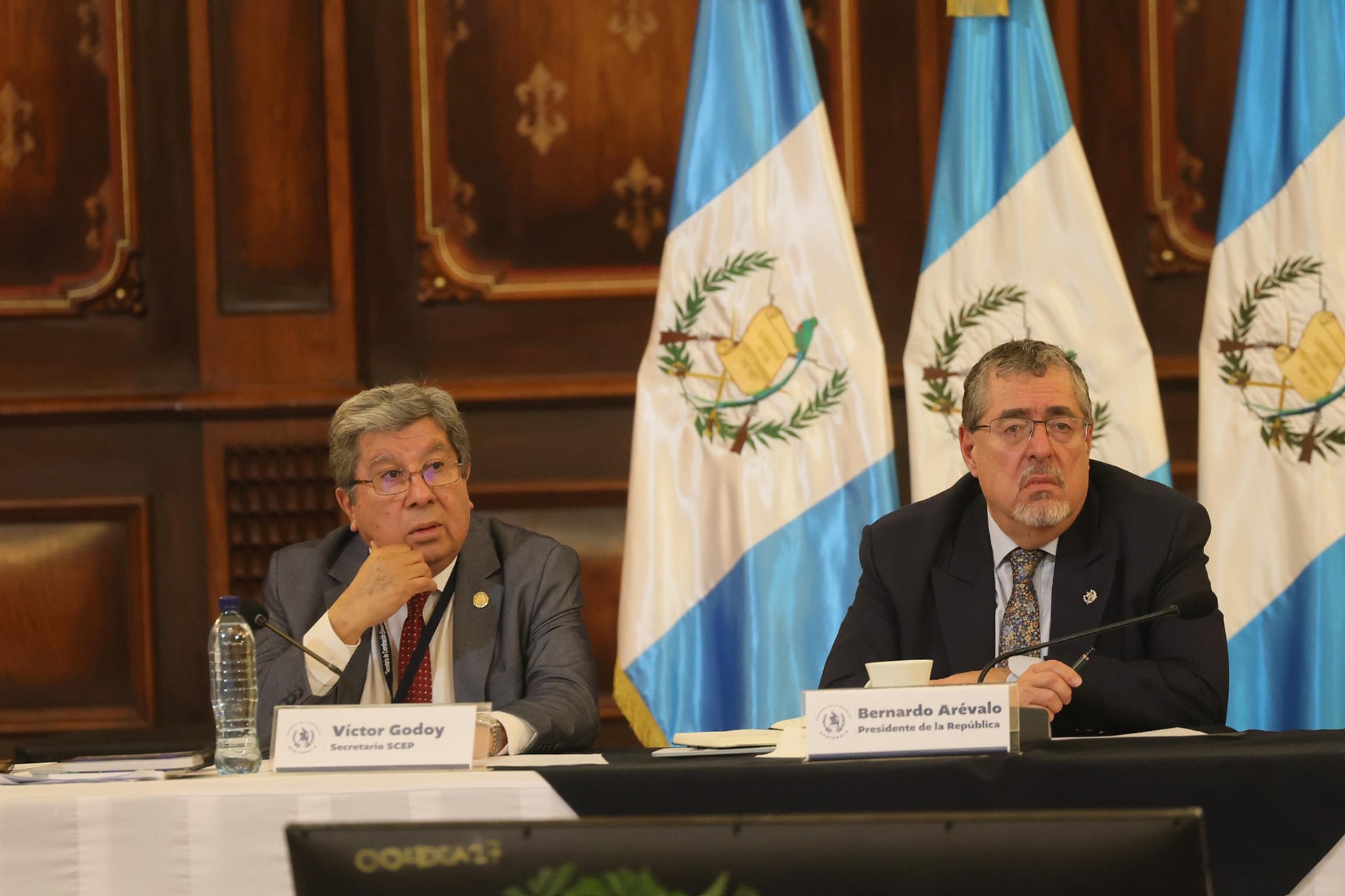 Reunión extraordinaria del CONADUR, en donde Presidente Bernardo Arévalo, en reunión extraordinaria del CONADUR, en donde se aprobó una ampliación del plazo para que las municipalidades de Guatemala presenten proyectos de inversión pública (fotografía: Agencias de Gobierno)
