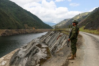 Un soldado protege la represa de Mazar, donde el gobierno dice que envió militares para evitar ataques contra la infraestructura eléctrica, en la provincia ecuatoriana de Azuay, en septiembre de 2024 (AP Foto/Xavier Caivinagua)