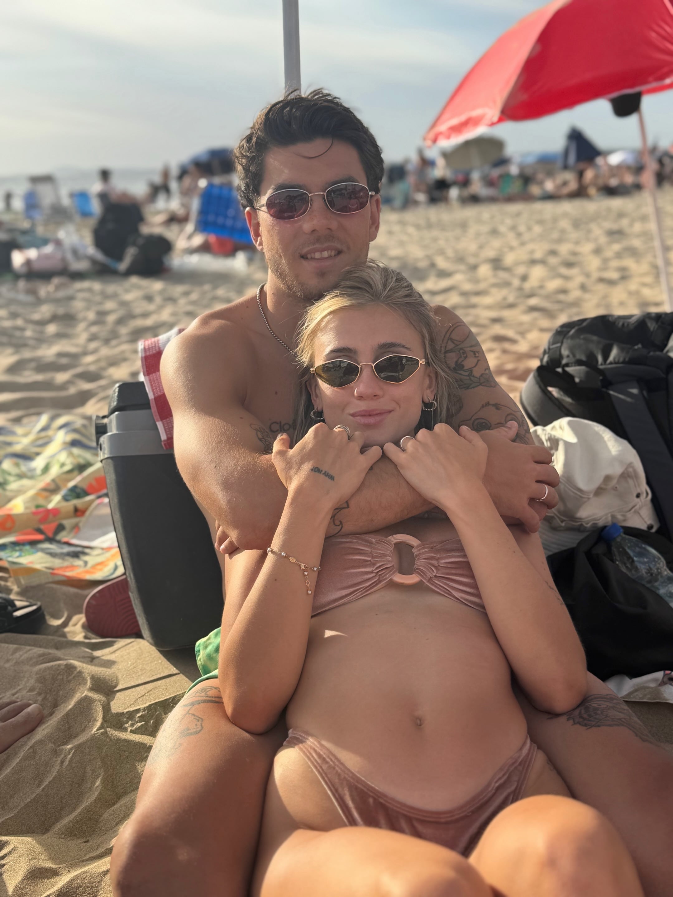 La periodista Morena Beltrán comparte una fotografía junto al futbolista Lucas Blondel durante un día de playa.