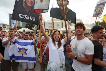 Personas celebran la noticia de