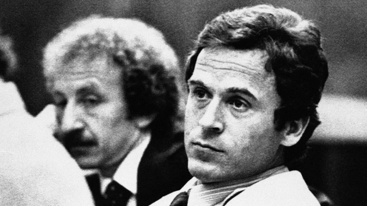 Ted Bundy, el asesino en serie, se presenta durante uno de sus juicios por los crímenes que aterrorizaron a Estados Unidos. (AP)