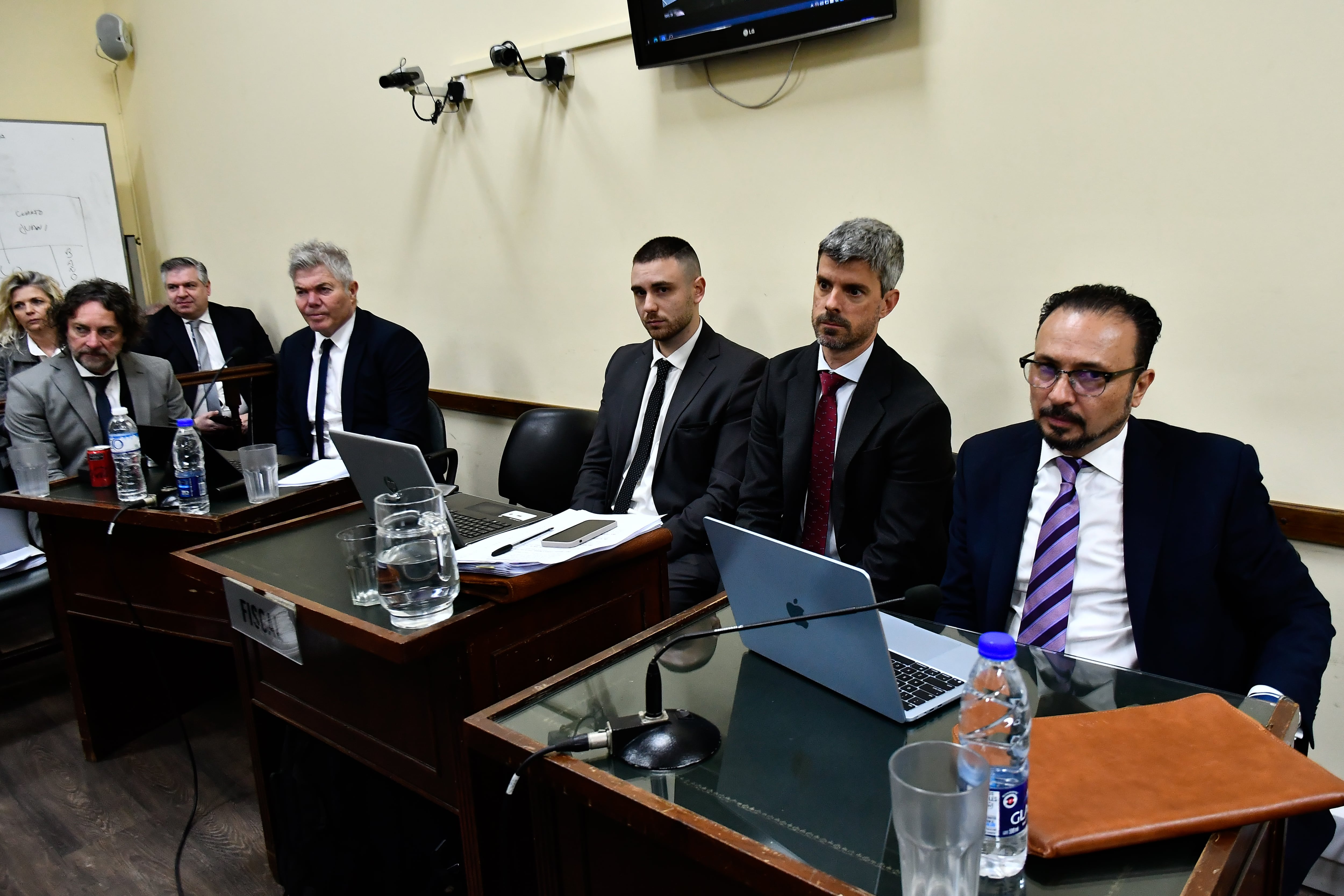 (Atrás) Los representantes de la querella Fernando Burlando, Fabián Améndola y Alejandro Díaz (Adelante) El fiscal Sandro Abraldes (RSFotos)