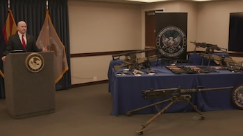 Ametralladoras, rifles de alto calibre y armas de grado militar decomisadas a la red. Crédito: ATF