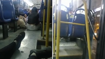 Las imágenes muestran a varios pasajeros sentados y echados por temor a que alguna bala acabe con su vida.