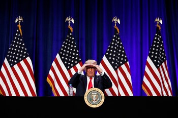 Donald Trump mira a su