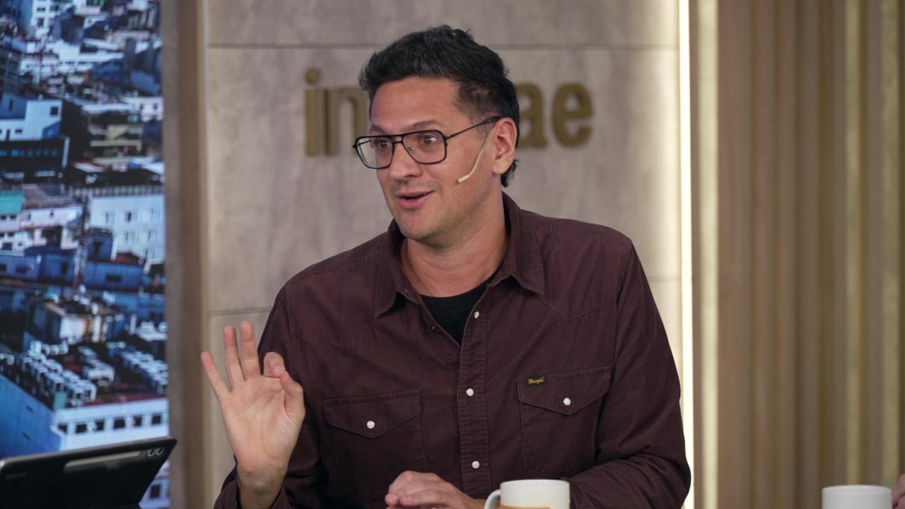 Ballarini sostuvo que los algoritmos de redes sociales recomiendan videos que el usuario no eligió para evitar que descarte el contenido