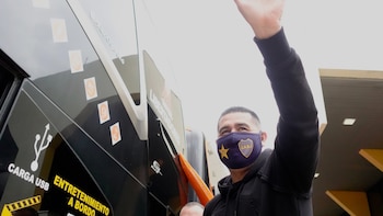 Locura en Bolivia por Riquelme: el gesto del vicepresidente de Boca con los hinchas que fue muy celebrado en las redes