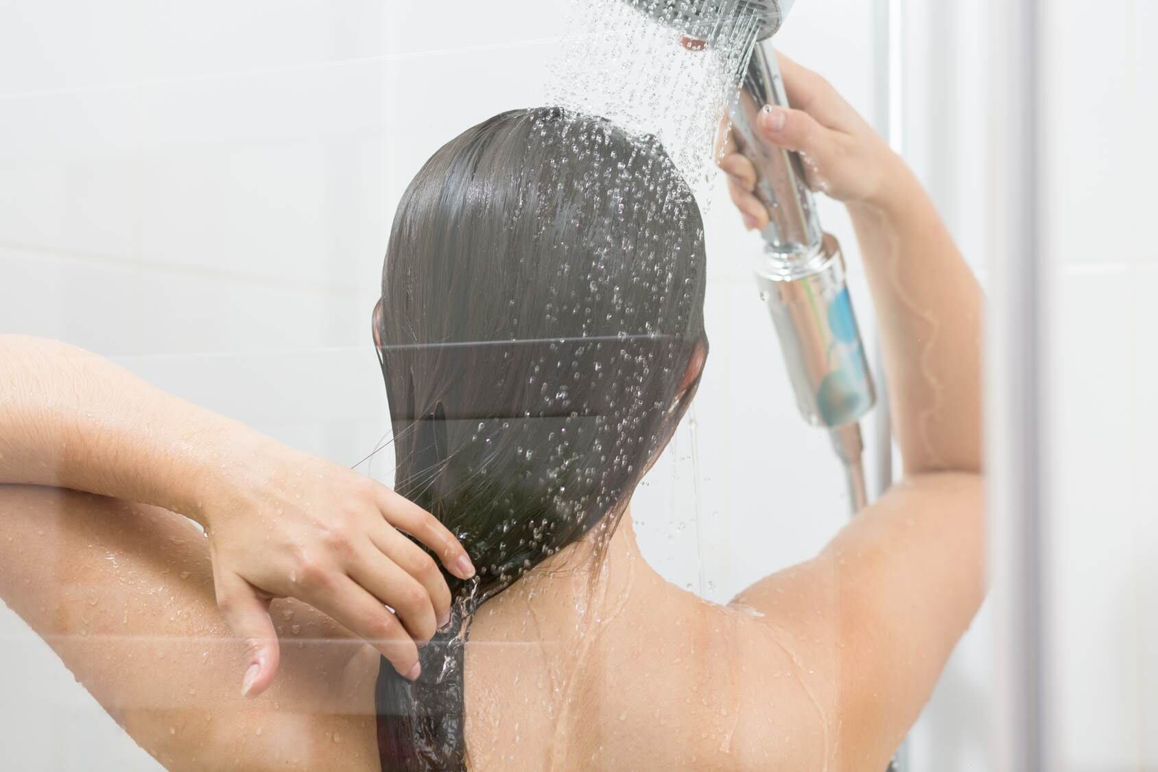 Exponerse frecuentemente al agua muy caliente elimina los aceites naturales que protegen la piel, favoreciendo la resequedad y debilitando la barrera cutánea - crédito foto: Cositas Femeninas