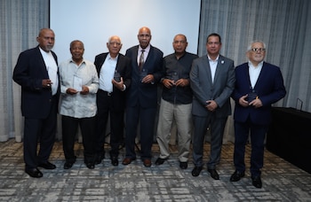 La Federación Panameña de Futbol entregó placas conmemorativas a exjugadores y familiares, honrando el legado y la memoria de los fundadores. (Facebook/ Fepafut Panama)